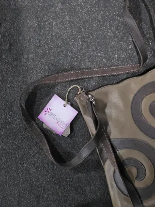 Bolso de cuero con diseño espiral