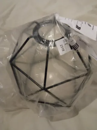 Lámpara de metal negra geométrica