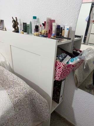 Cama Brimnes Ikea con cabecero y cajones.