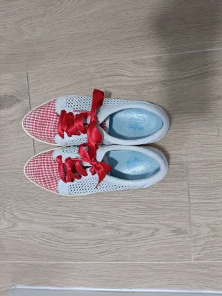 Zapatillas de paseo con lazo rojo
