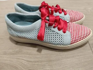 Zapatillas de paseo con lazo rojo