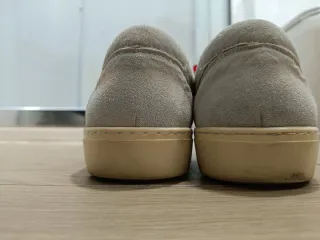 Zapatillas de paseo con lazo rojo