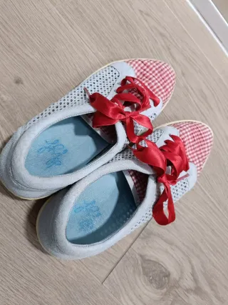 Zapatillas de paseo con lazo rojo