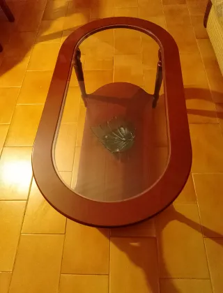 Mesa de comedor ovalada de madera y cristal