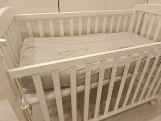 Cuna de bebé blanca con colchón