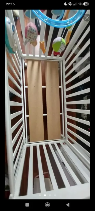 Cuna de bebé blanca con colchón