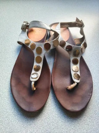 Sandálias Brancas e Douradas com Tachas