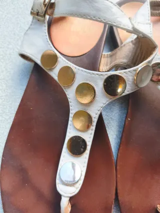 Sandálias Brancas e Douradas com Tachas