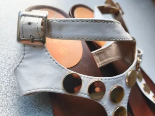 Sandálias Brancas e Douradas com Tachas