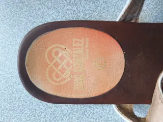 Sandálias Brancas e Douradas com Tachas