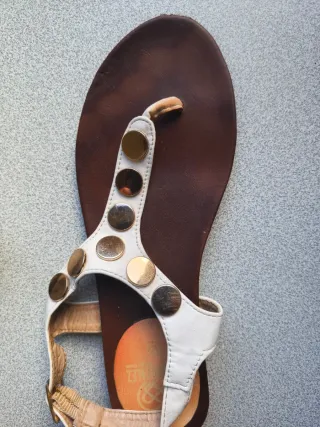 Sandálias Brancas e Douradas com Tachas