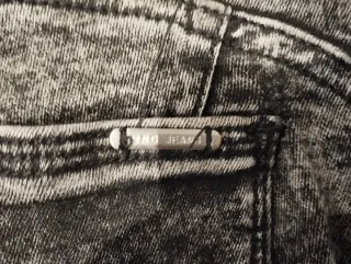 Vaqueros grises y negros