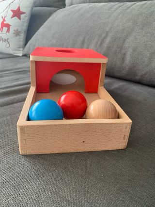 Juguete de madera con bolas