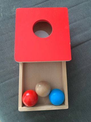 Juguete de madera con bolas