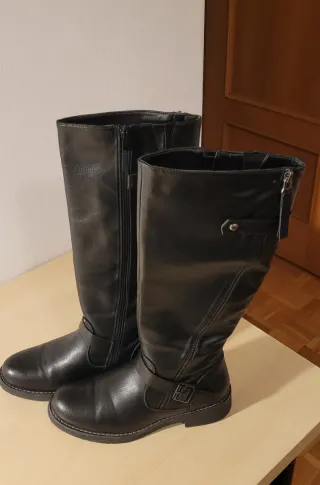 Botas altas efecto piel negras