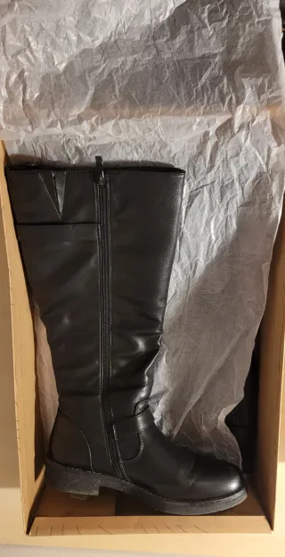 Botas altas efecto piel negras