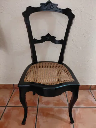 Silla antigua de madera negra