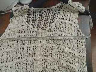 Chaleco calado beige con perlas. Talla M.