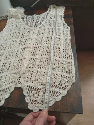 Chaleco calado beige con perlas. Talla M.