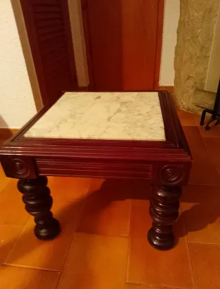 Mesa de centro de mármol y madera