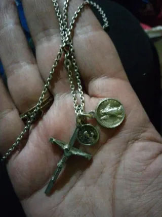 Collar con cruz y medallas