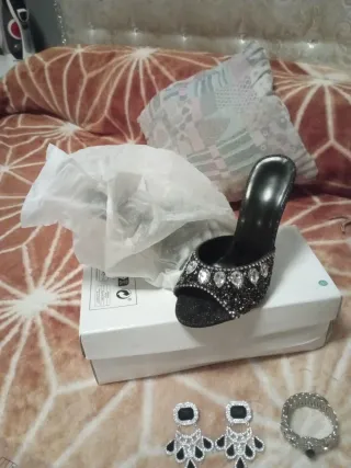 Sandalias de tacón con pedrería