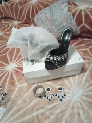 Sandalias de tacón con pedrería