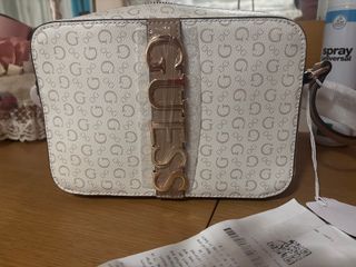 Bolso Guess beige y dorado con etiquetas