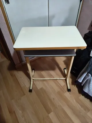 Pupitre escolar beige y blanco