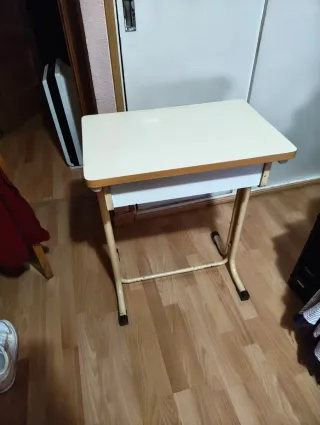 Pupitre escolar beige y blanco