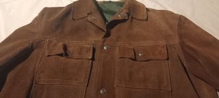 Cazadora de ante marrón, 72€.