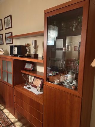 Buffet con vetrina in legno e vetro