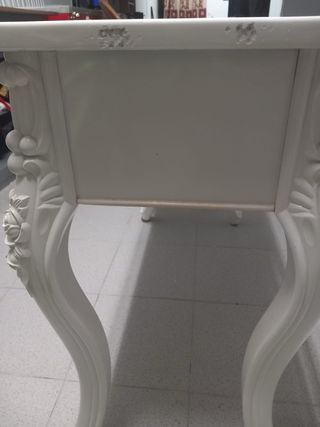 Mesa recibidor vintage blanca con cristal