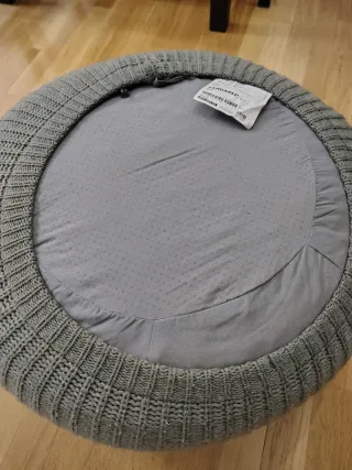 Puf Ikea gris con funda tejida