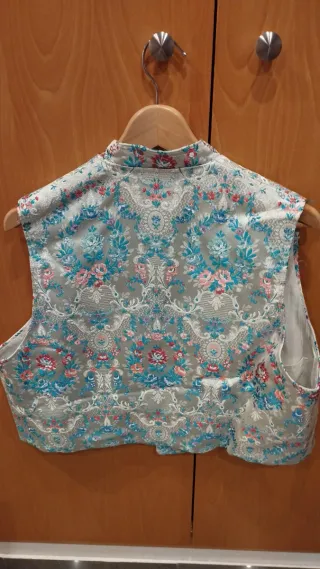 Chaleco beige y amarillo