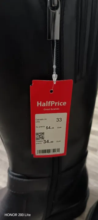 Botas altas negras con hebilla dorada