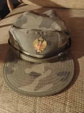 Gorra militar con escudo bordado