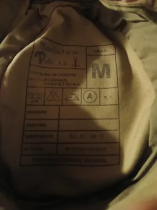 Gorra militar con escudo bordado