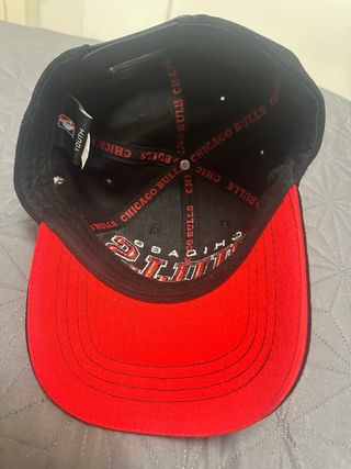 Gorra Chicago Bulls Negra y Roja