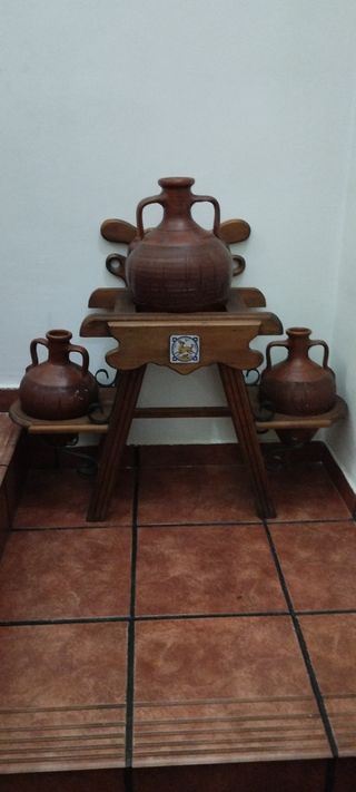 Cantarera antigua de terracota y madera