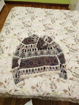 Chaqueta con capucha y estampado étnico