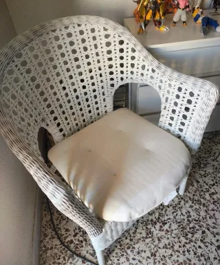 Silla de mimbre blanca