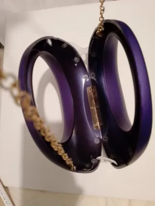 Bolso rígido morado con bandolera