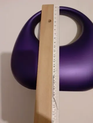 Bolso rígido morado con bandolera