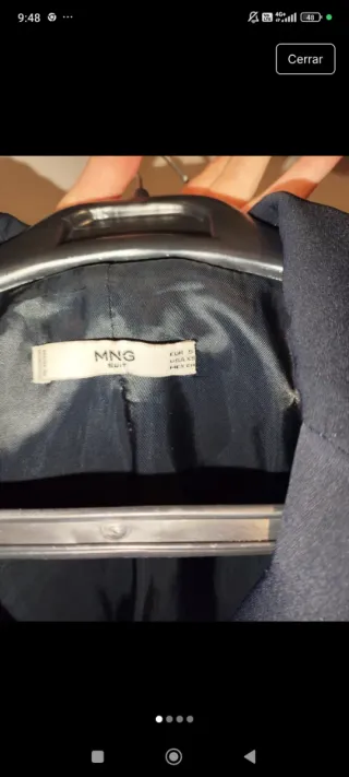 Blazer negro con cuello de volantes