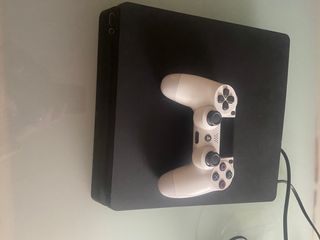 PS4 (PlayStation 4) Negra con Mando Blanco