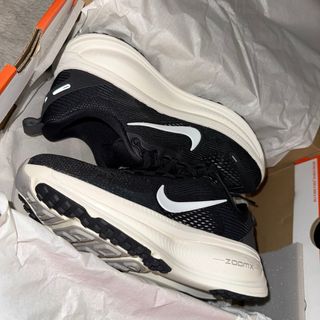 Nike Vomero 18 Mujer Talla 35.5 Negro