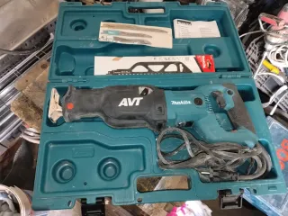 Sierra de Sable Makita con maletín.