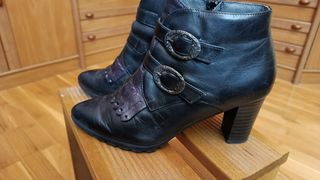 Botines de cuero con hebillas y flecos