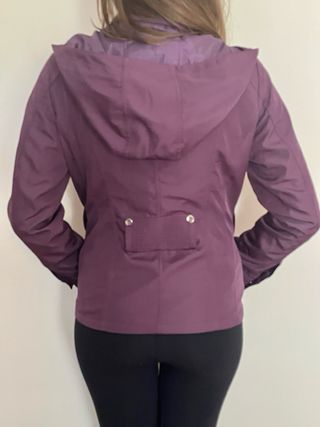 Chaqueta impermeable morada
